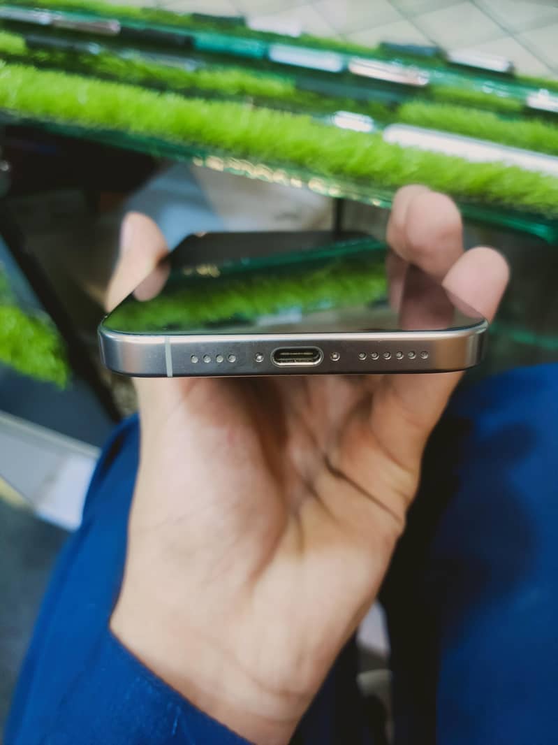 Apple iPhone 16 Pro Max 0