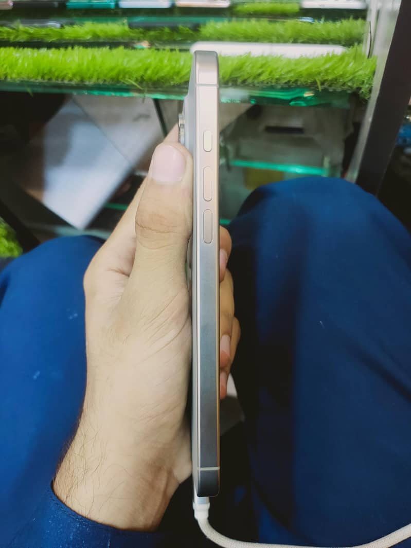 Apple iPhone 16 Pro Max 2