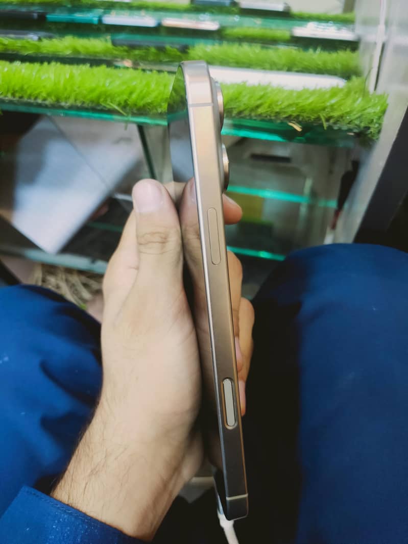 Apple iPhone 16 Pro Max 3