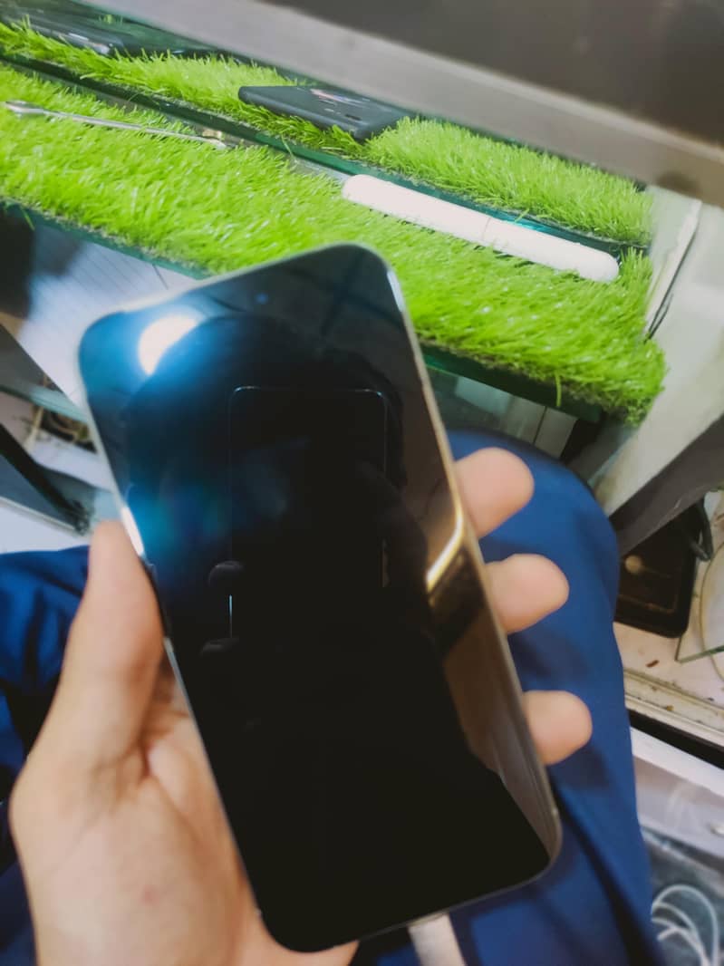 Apple iPhone 16 Pro Max 4