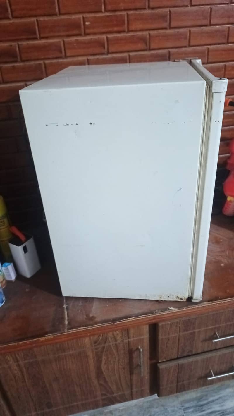 Mini fridge 0