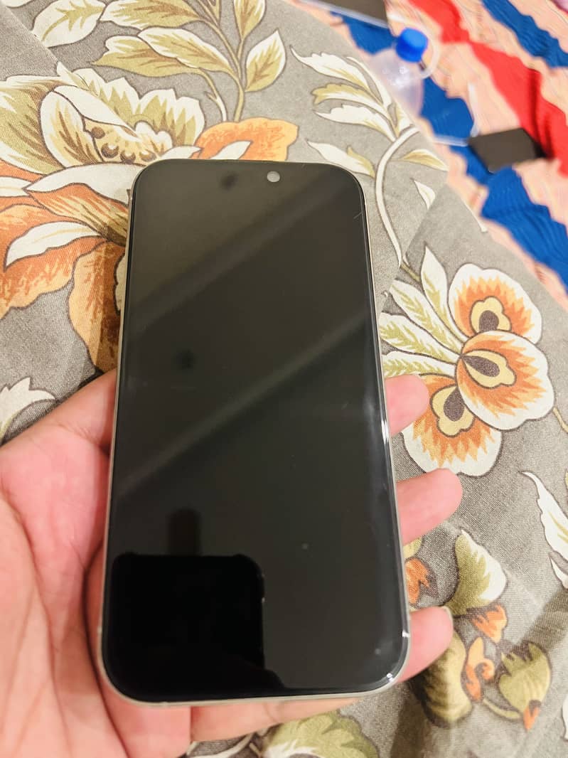 Apple iPhone 16 Pro 1