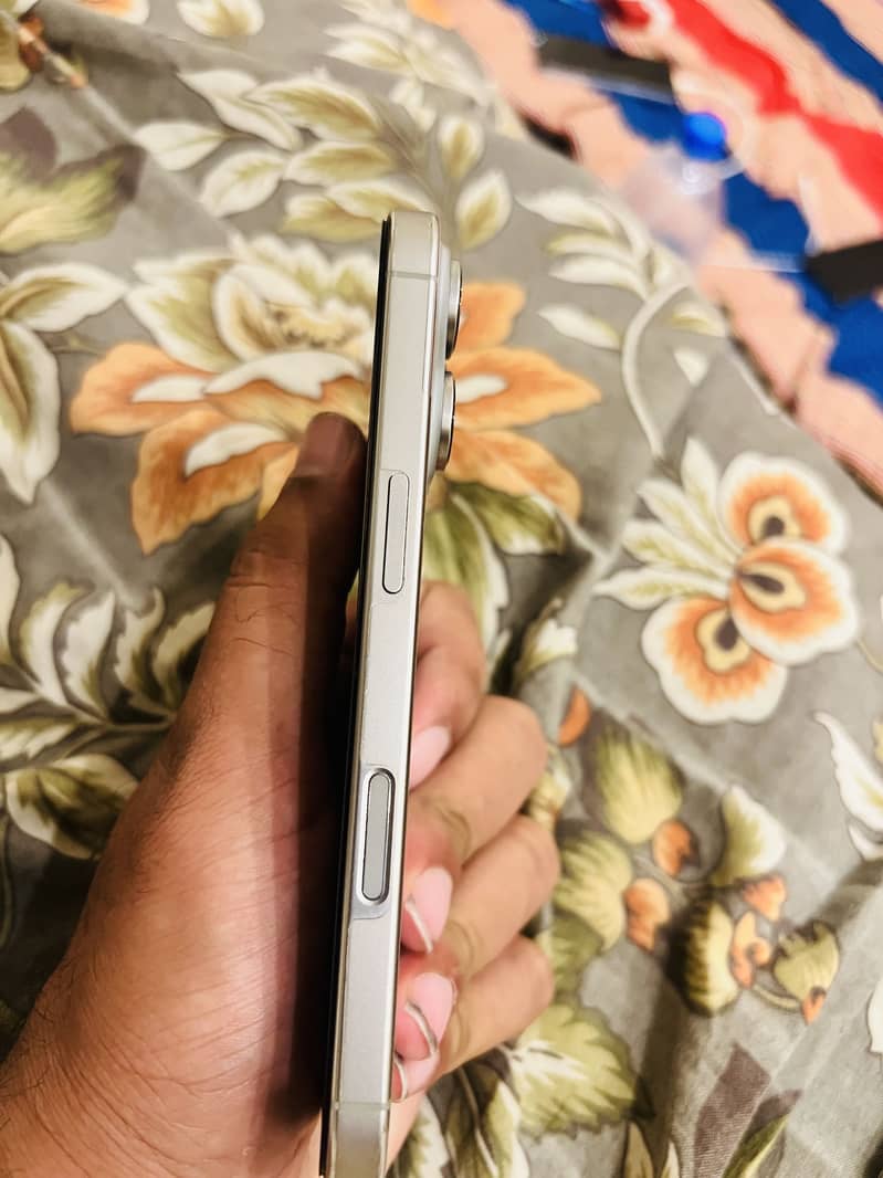 Apple iPhone 16 Pro 2