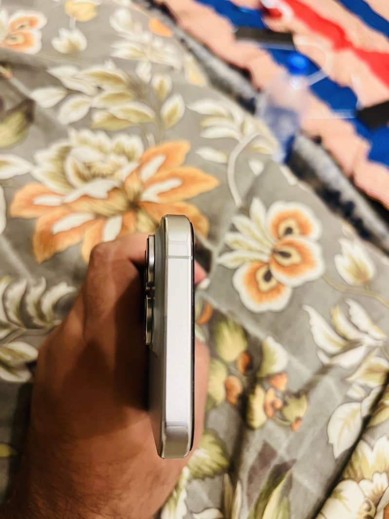 Apple iPhone 16 Pro 3