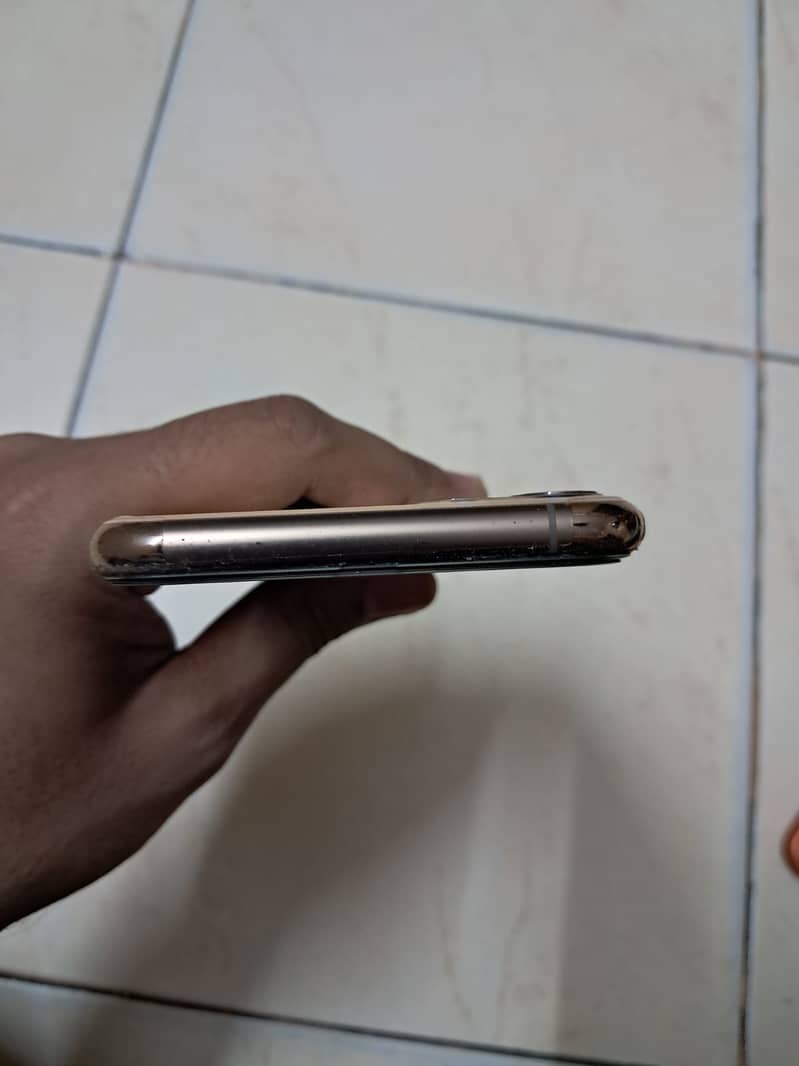 Apple iPhone 11 Pro Max 4