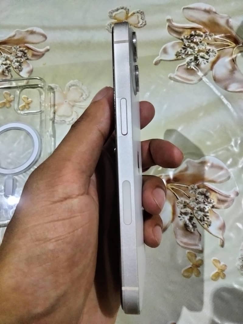 Apple iPhone 13 2