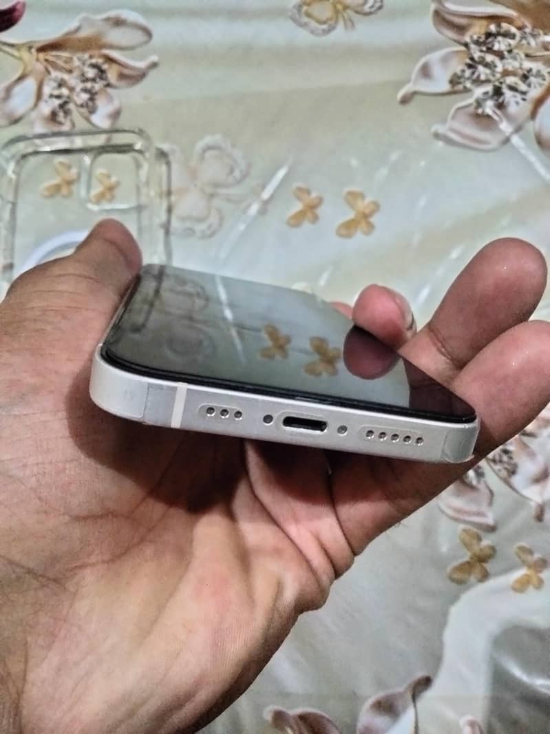 Apple iPhone 13 4