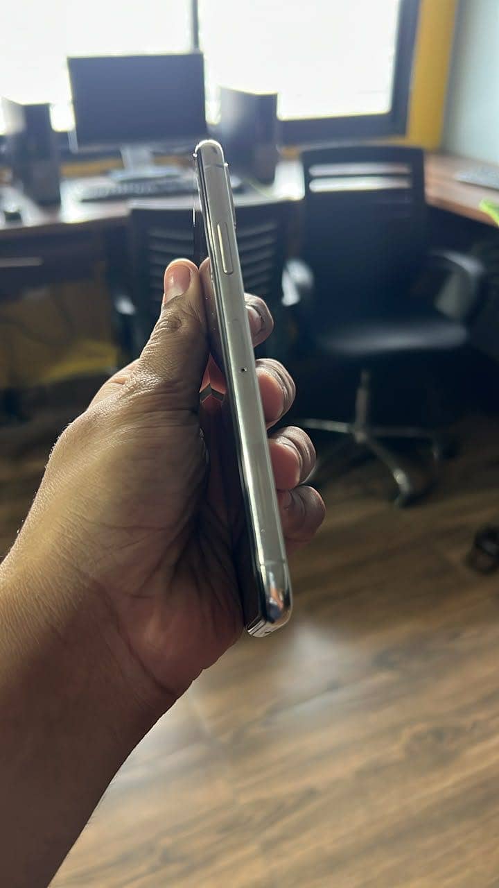 Apple iPhone XS 3