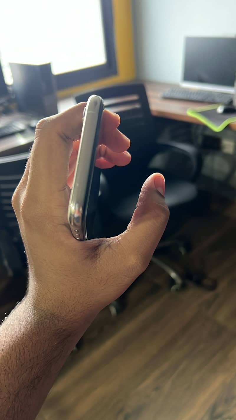 Apple iPhone XS 5