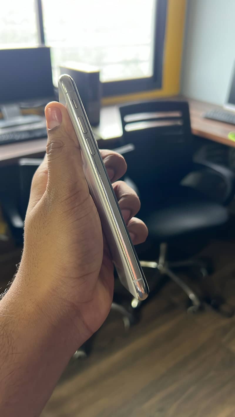 Apple iPhone XS 7