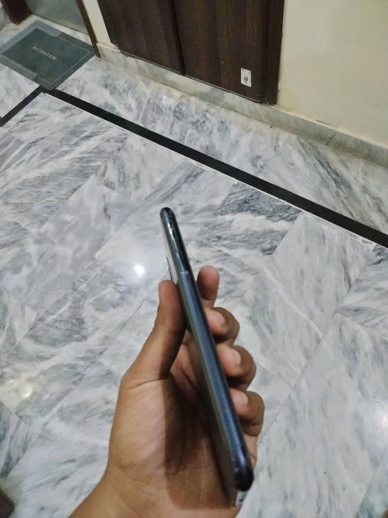 Apple iPhone 11 Pro Max 4