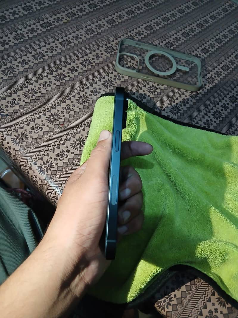 Apple iPhone 14 4