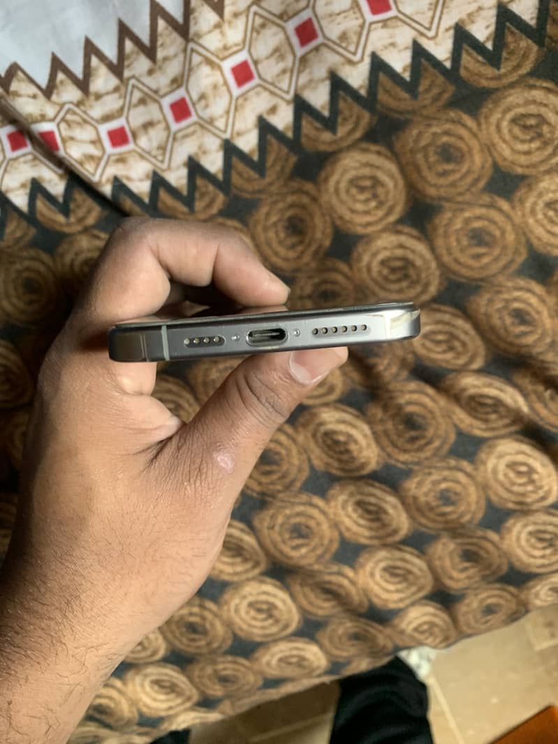 Apple iPhone 15 Pro Max 2