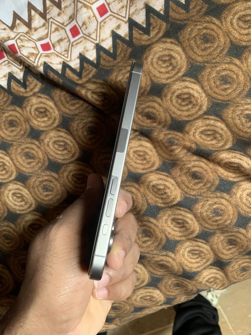Apple iPhone 15 Pro Max 4