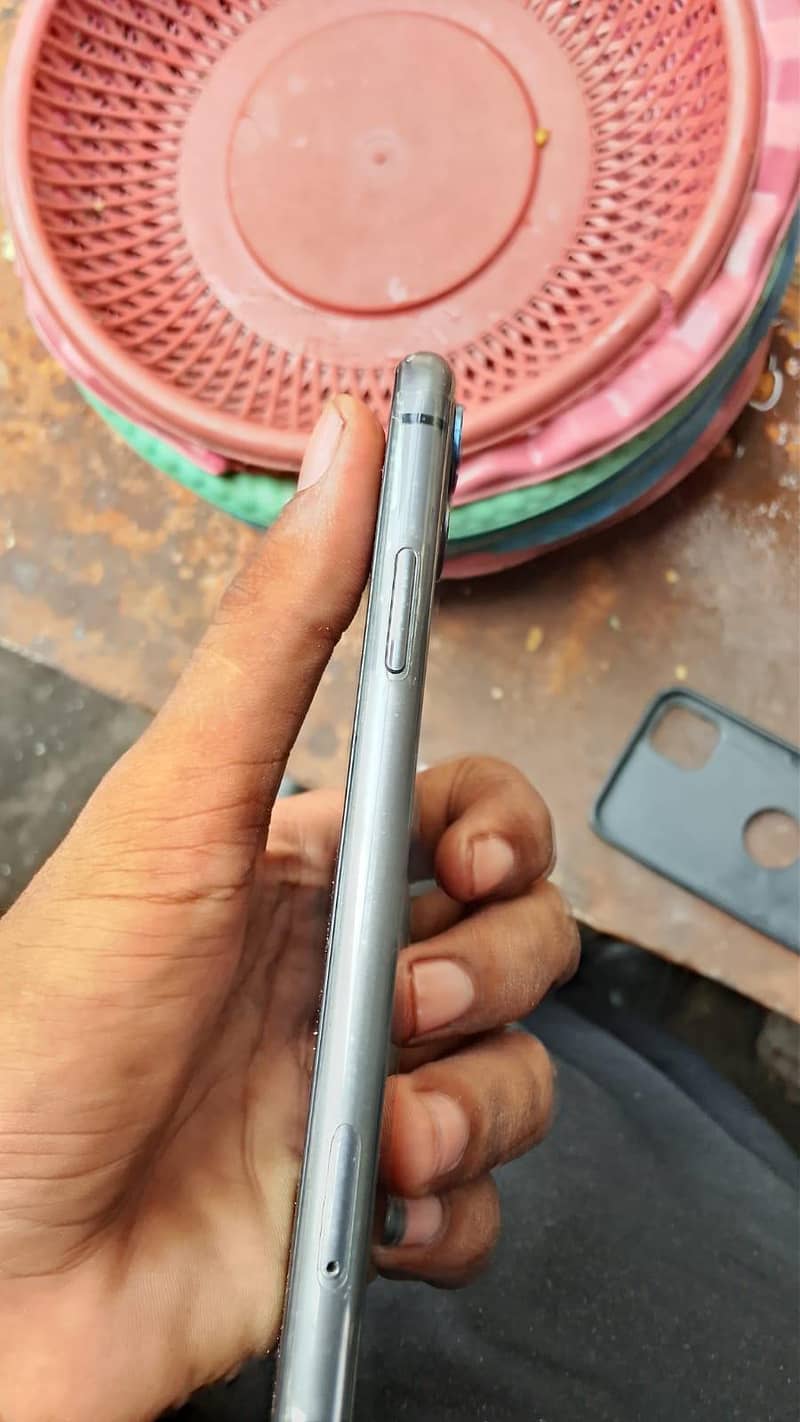 Apple iPhone 11 4