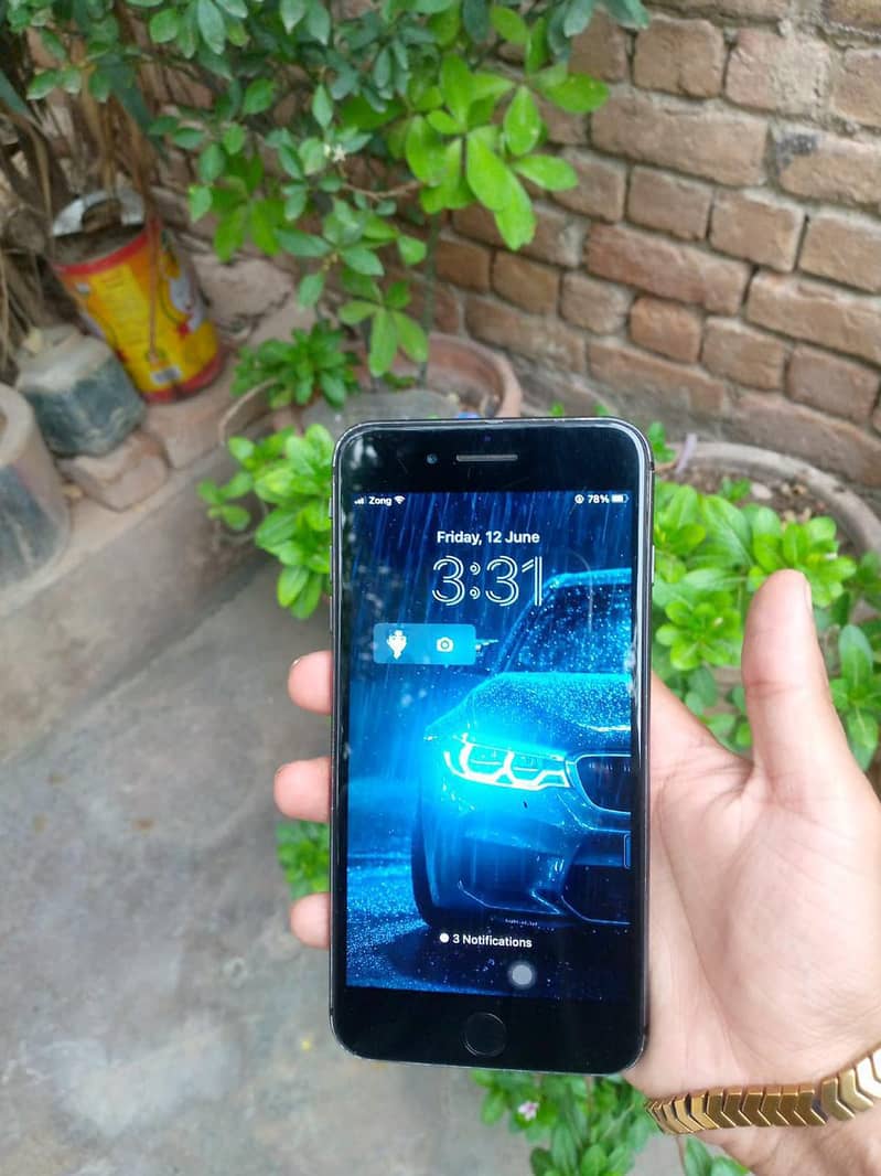 Apple iPhone 8 Plus 3