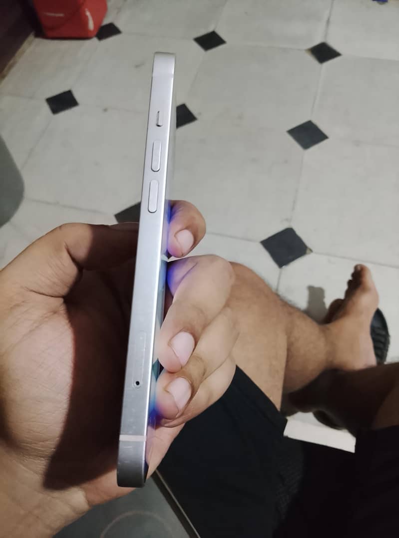 Apple iPhone 13 2