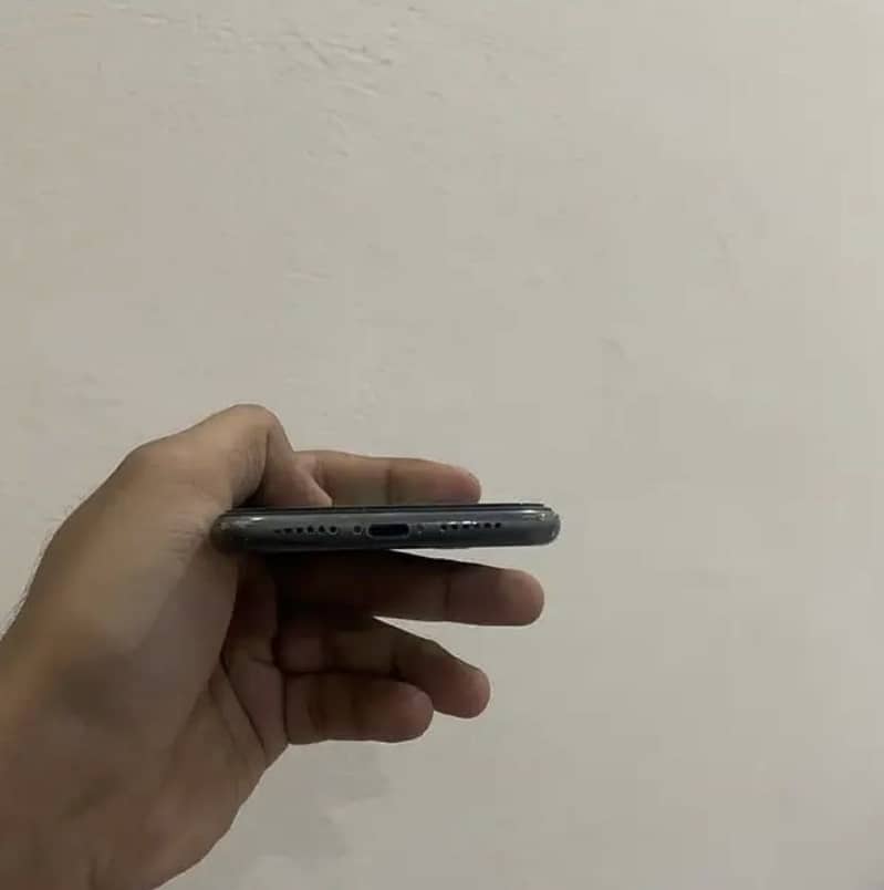 Apple iPhone 11 4