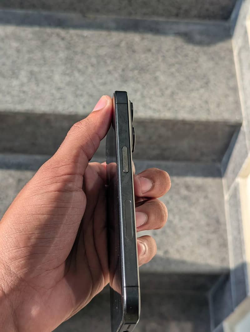 Apple iPhone 15 Pro 4