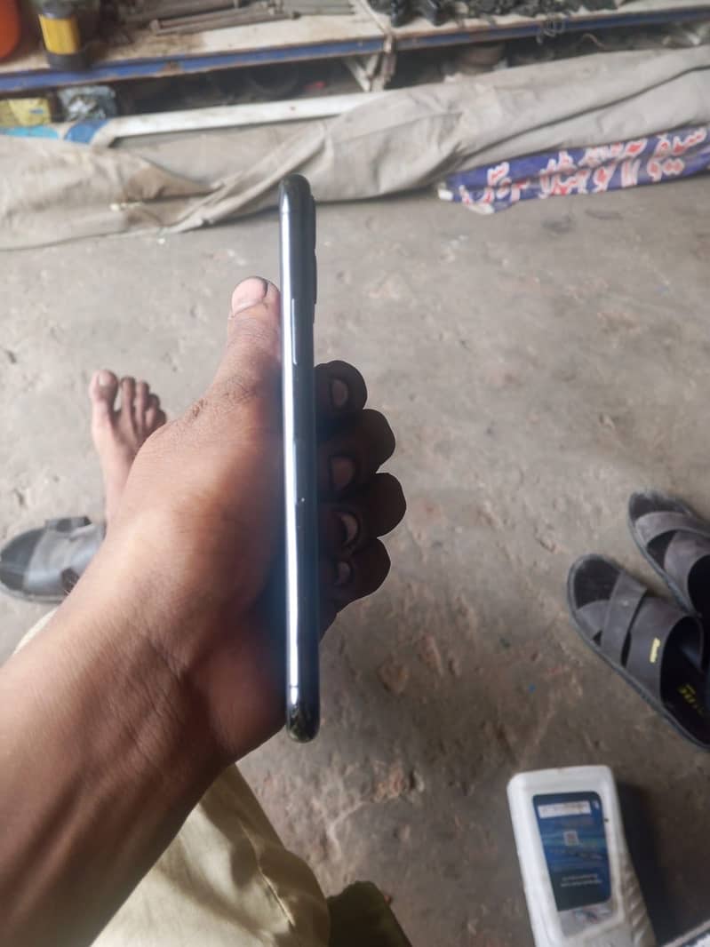Apple iPhone 11 Pro 4