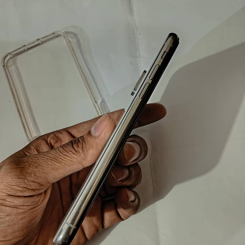 Apple iPhone X 3