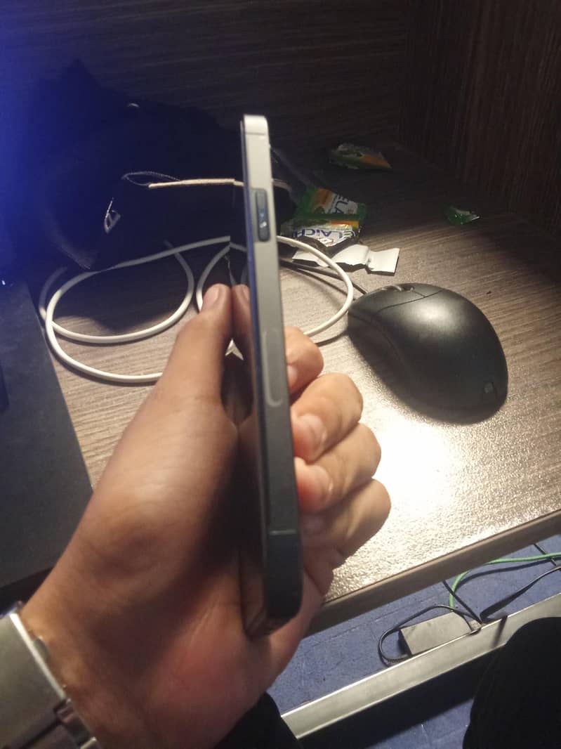 Apple iPhone 12 4