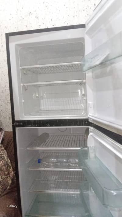 only 6 month used neat clean Refrigerator not a single stratch