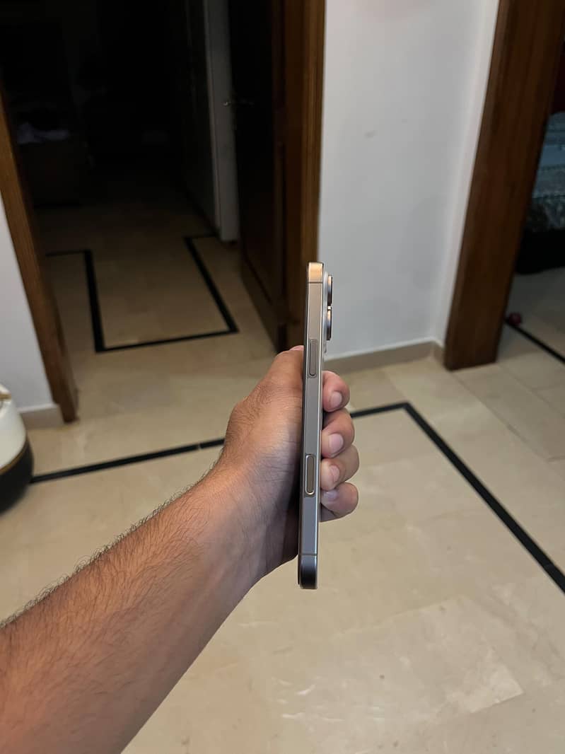 Apple iPhone 16 Pro Max 4