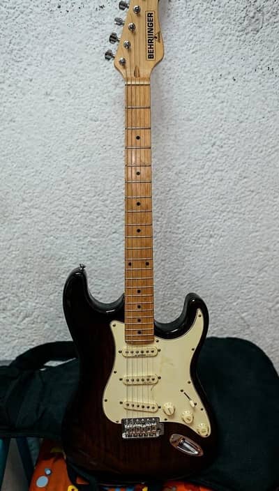 BEHRINGER ELECTRIC GUITAR
