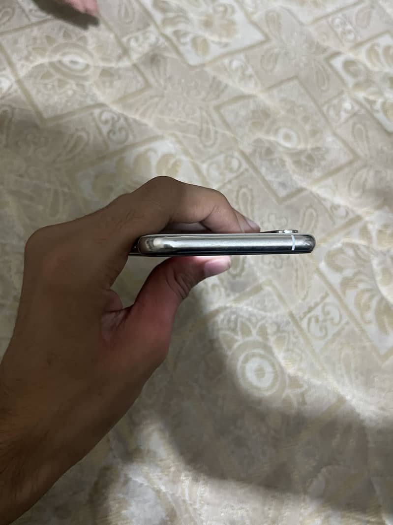 iPhone XS 4