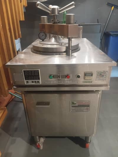 Oil pressure fryer
