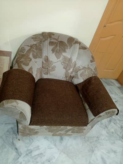 Selling 2  (1-seater) sofas