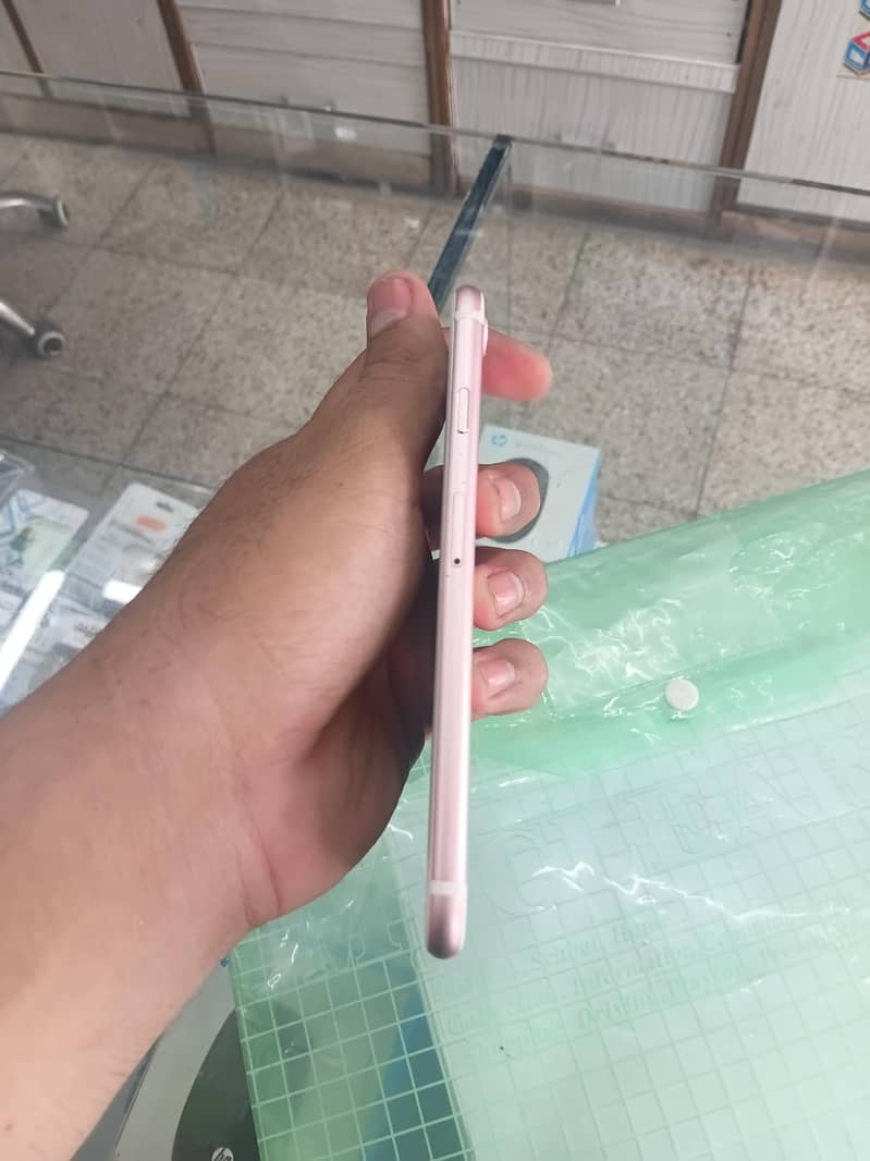 Apple iPhone 7 1