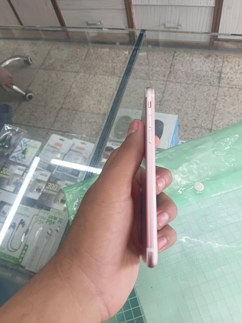 Apple iPhone 7 3