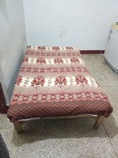 مضبوط لکڑی کا تخت برائے فروخت