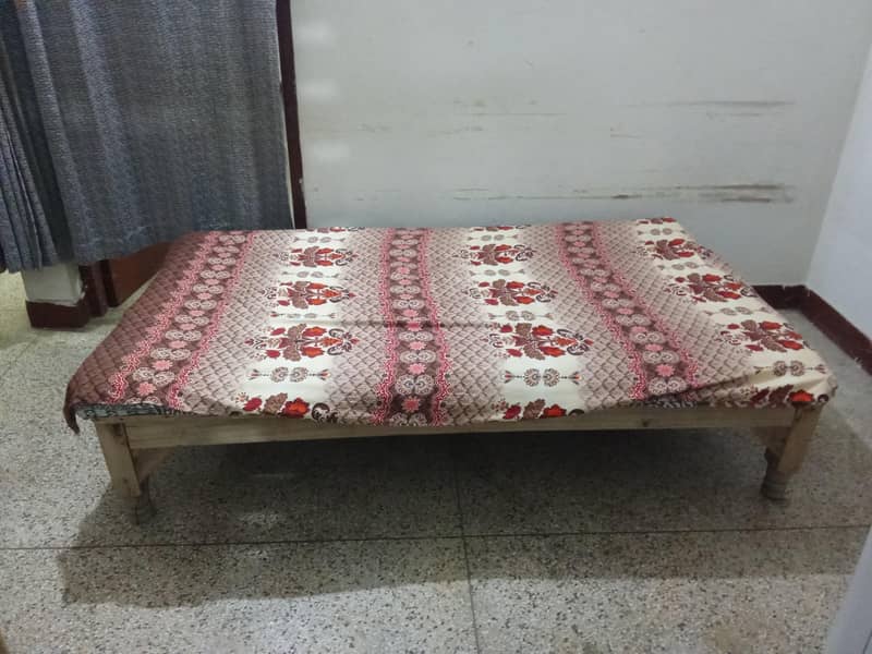 مضبوط لکڑی کا تخت برائے فروخت 1