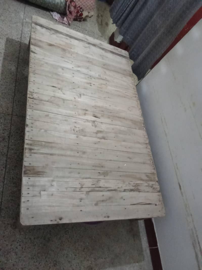 مضبوط لکڑی کا تخت برائے فروخت 3