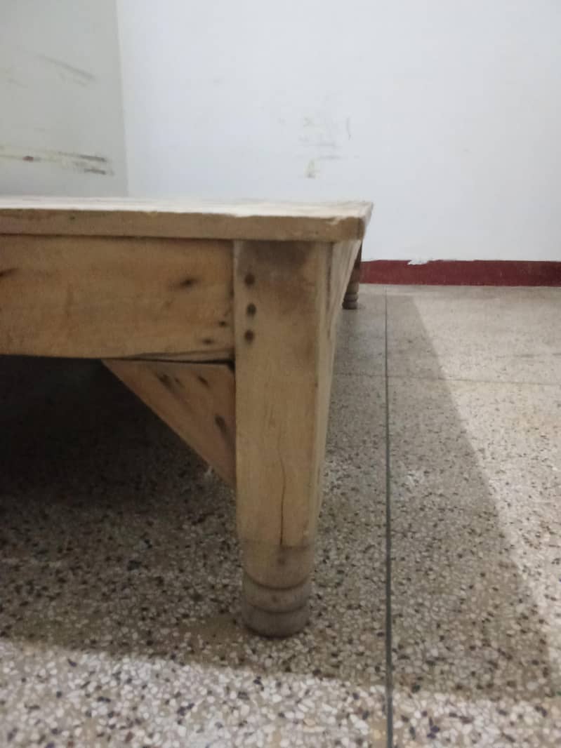 مضبوط لکڑی کا تخت برائے فروخت 6