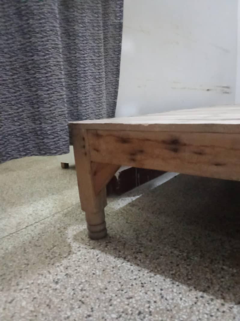 مضبوط لکڑی کا تخت برائے فروخت 7