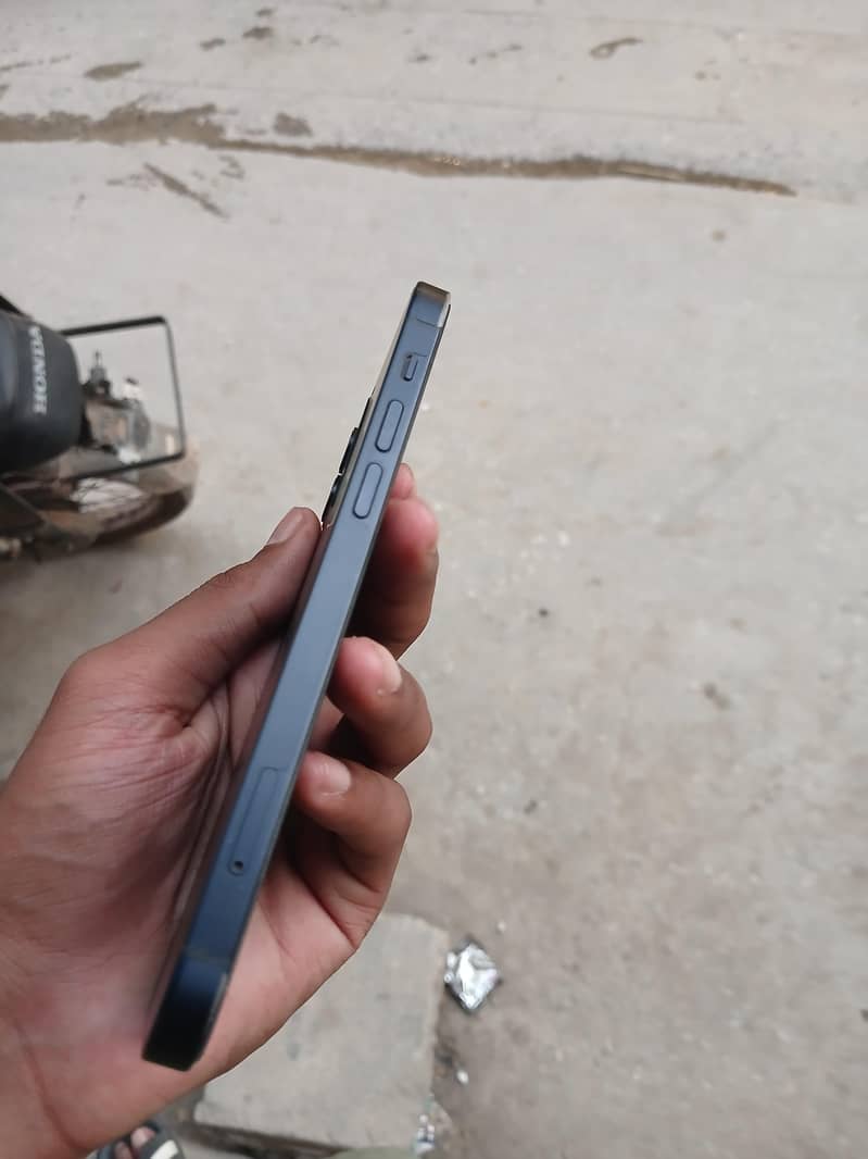 Apple iPhone 12 4