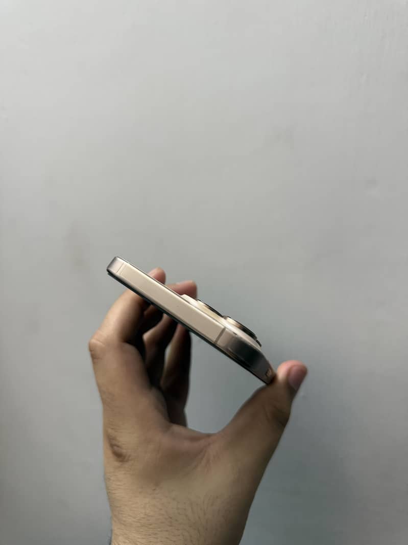 Apple iPhone 16 Pro Max 4