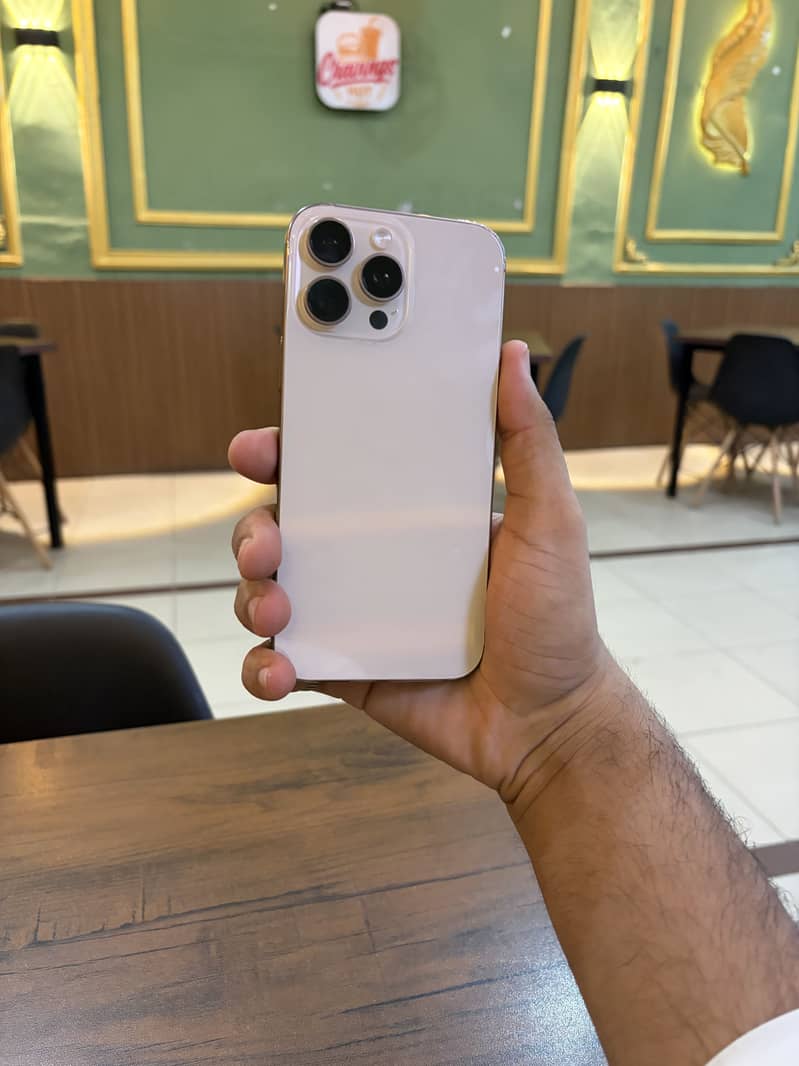Apple iPhone 16 Pro Max 4