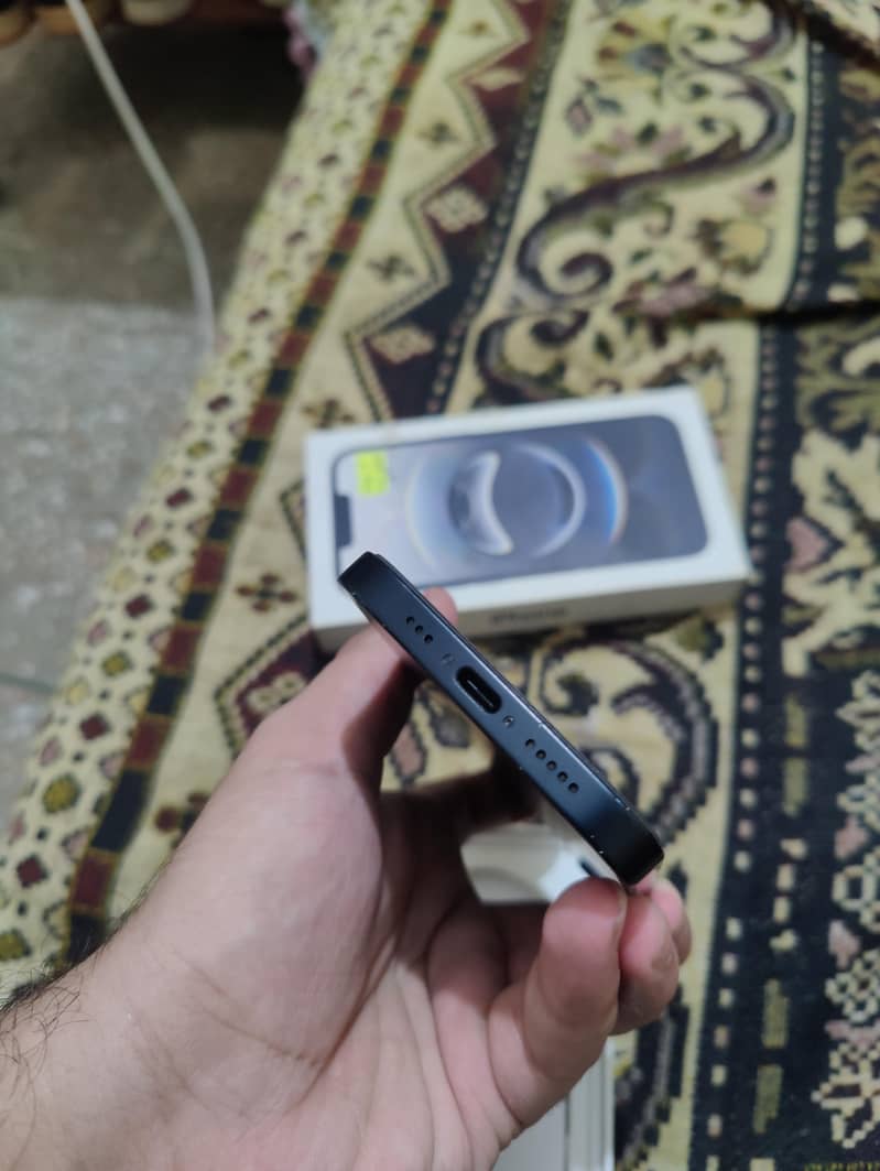Apple iPhone 16e jv 0