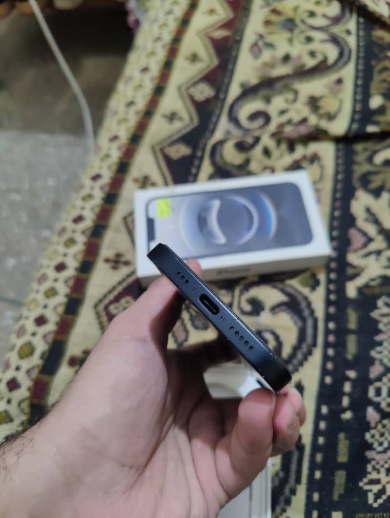 Apple iPhone 16e jv 1