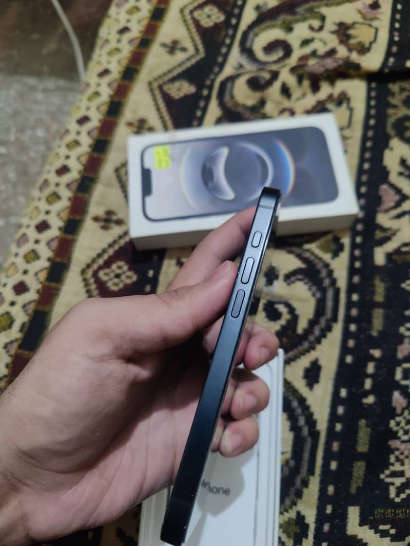 Apple iPhone 16e jv 4