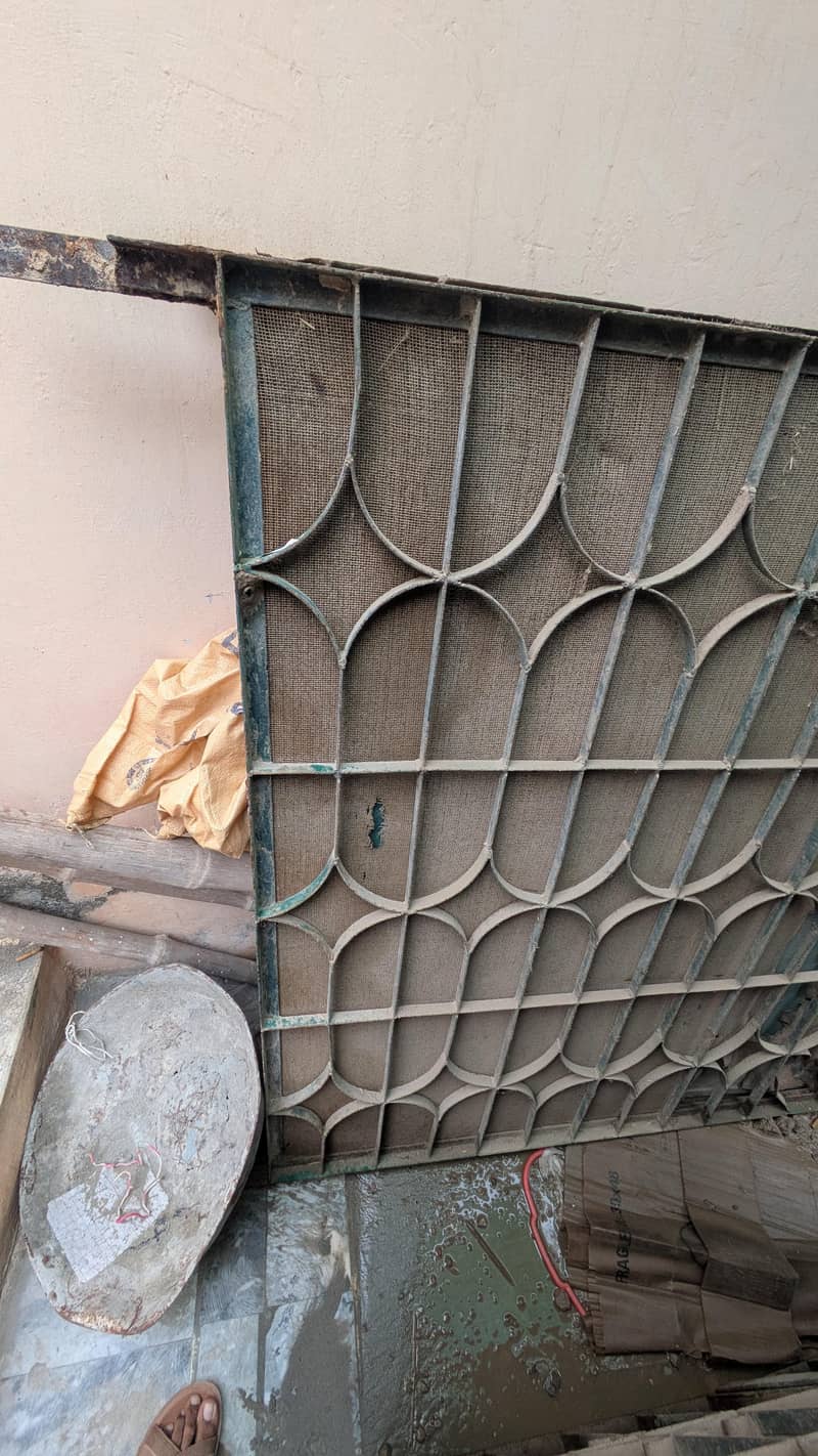 Window iron 4