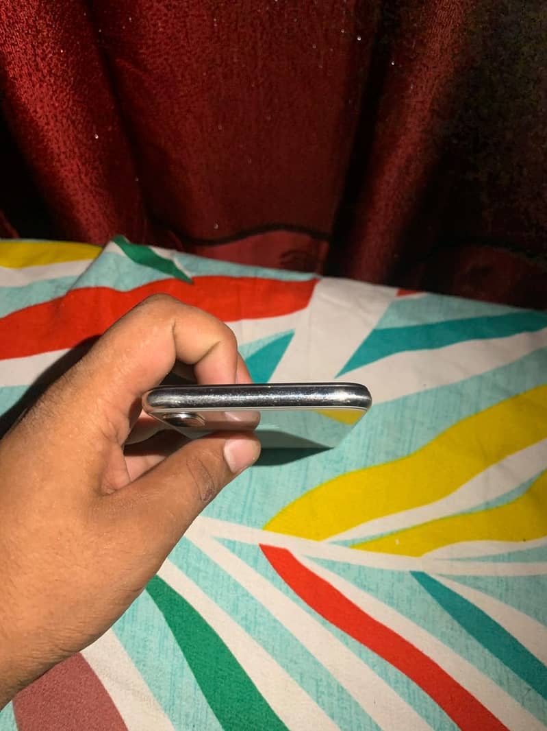 Apple iPhone X 4