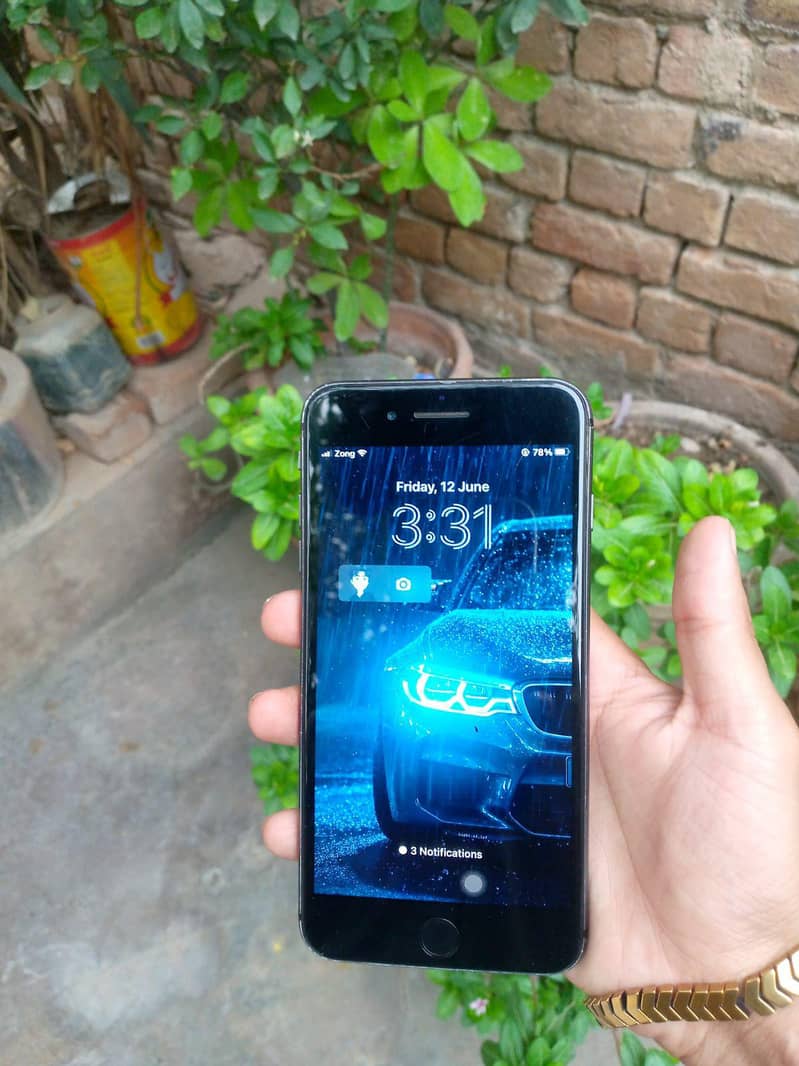 Apple iPhone 8 Plus 1