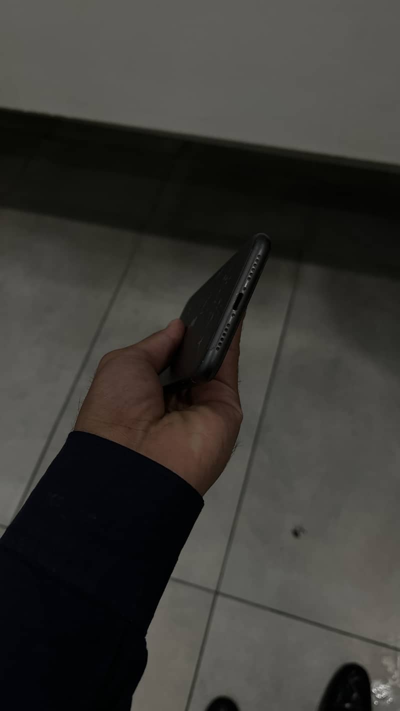 Apple iPhone 11 4