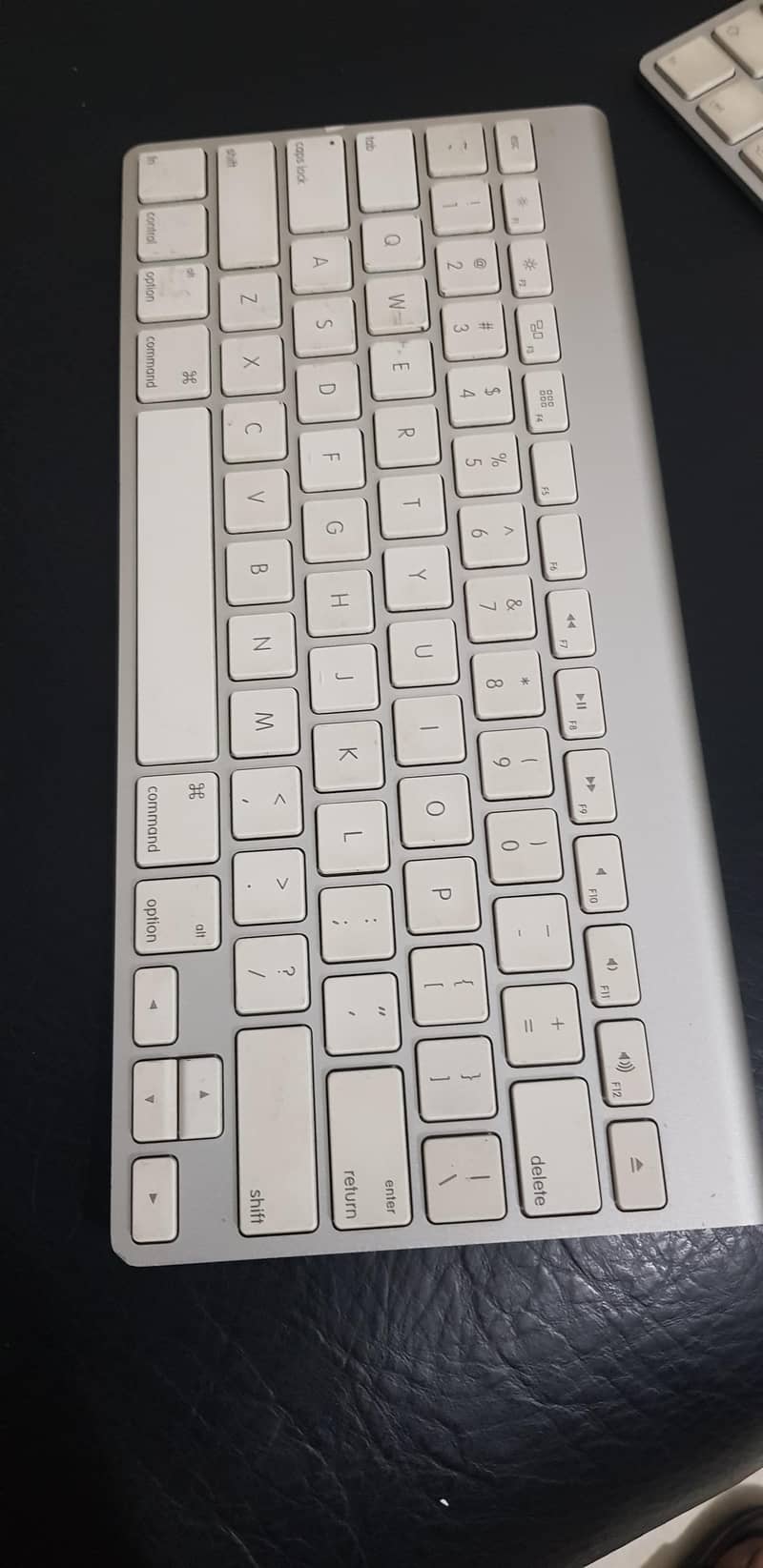 wireless apple Magic 1 keyboard 0